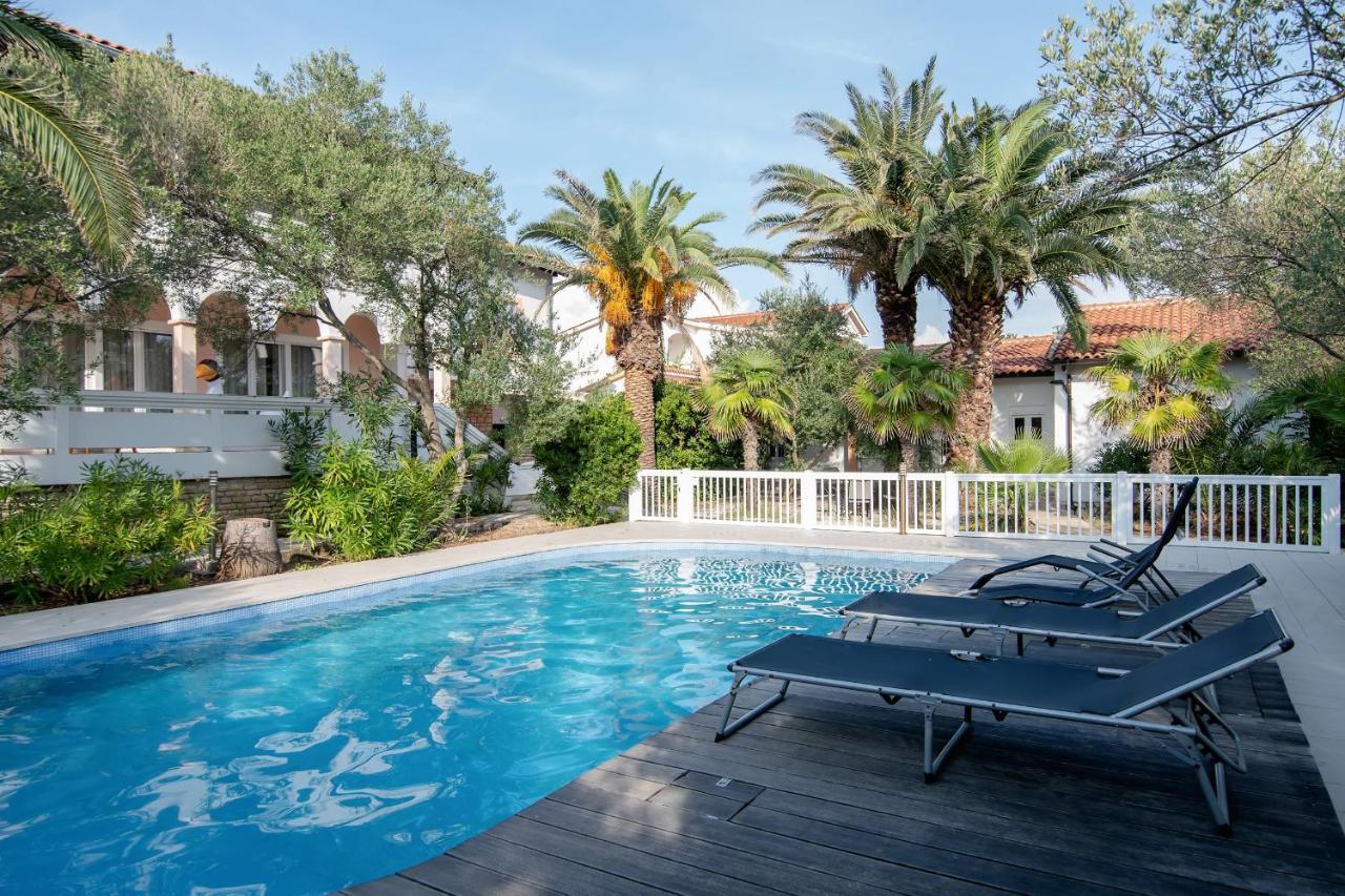 Beach Boy & Pool Girl Apartments Vir Eksteriør billede