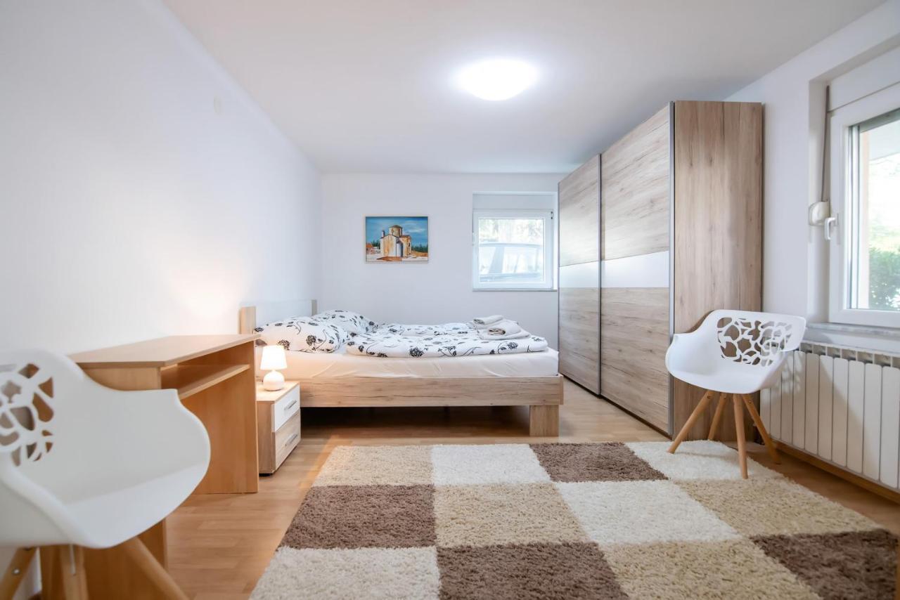 Beach Boy & Pool Girl Apartments Vir Værelse billede